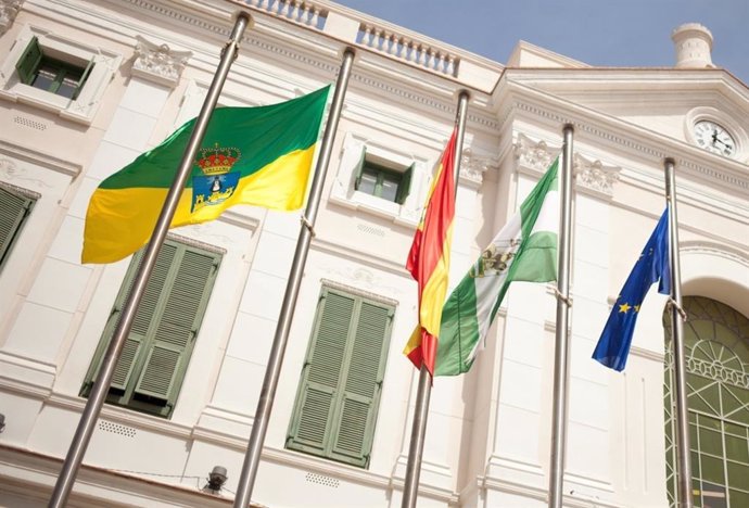 Archivo - Fachada y banderas institucionales del Ayuntamiento de El Puerto de Santa María (Cádiz)