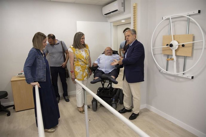 El presidente de la Diputación de Córdoba, Salvador Fuentes (dcha.), visita el centro de Alzheimer Jesús Nazareno de Baena.