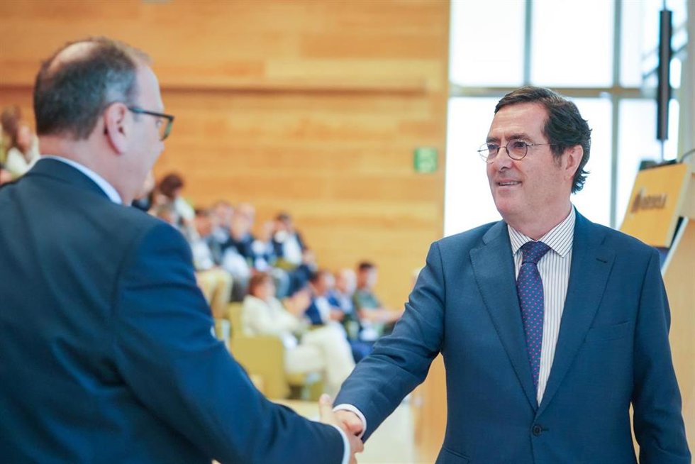 El presidente de la CEOE, Antonio Garamendi (d), durante la clausura del Foro Empresarial del Transporte por Carretera, en la Torre Iberdrola, a 14 de junio de 2024, en Bilbao