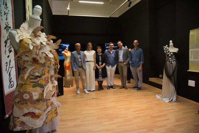 El Director De La Térmica, Antonio Javier López, Junto A Olga Grymierski, Organizadora Del Evento, Juan Otto Pérez, Comisario, Y Daniel Díaz Y Jesús Segado, Artistas Participantes, Presenta La V Semana De Japón.