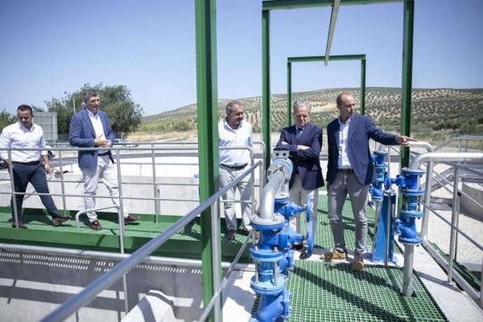Fuentes (segundo por la dcha.), en su visita a Valenzuela.
