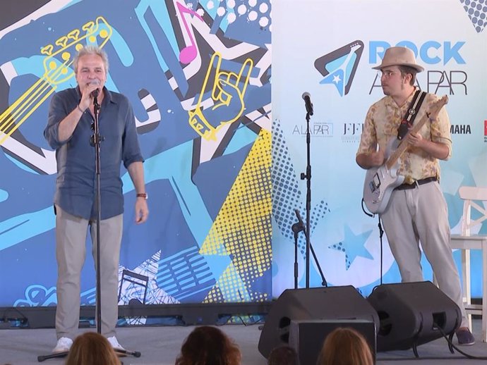 David Summers canta junto a su hijo Dani