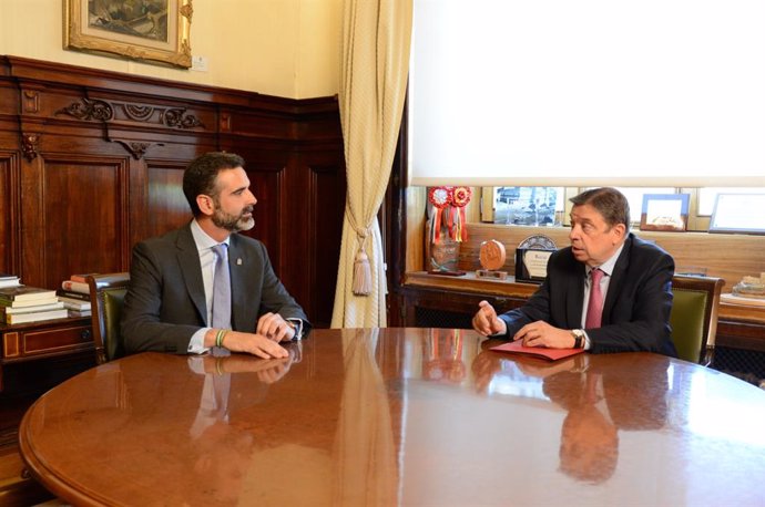 Reunión del consejero de Agricultura, Pesca, Agua y Desarrollo Rural, Ramón Fernández-Pacheco, y el ministro de Agricultura, Pesca y Alimentación, Luis Planas.