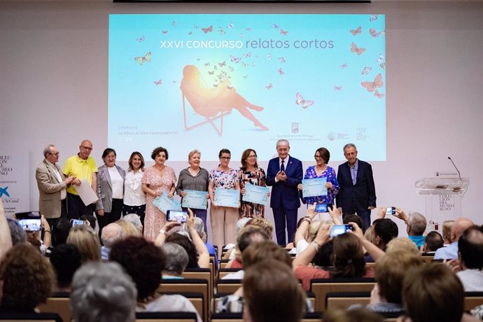 El alcalde de Málaga durante la entrega de los premios del XXVI concurso de relatos cortos para centros de educación permantente