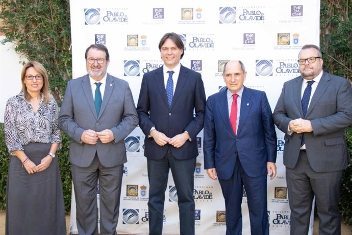 La vicerrectora de Relaciones Institucionales, Formación Permanente y Fundaciones, Laura López de la Cruz; alcalde de Carmona, Juan Ávila; el rector de UPO, Franscisco Oliva; presidente del Consejo Social, Vicente Martín, y el fotoperiodista Luis de Veg