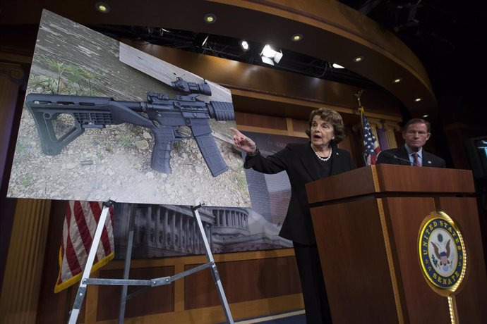 Archivo - La senadora Dianne Feinstein apunta a una culata aceleradora en el fusil usado en la masacre de Las Vegas 