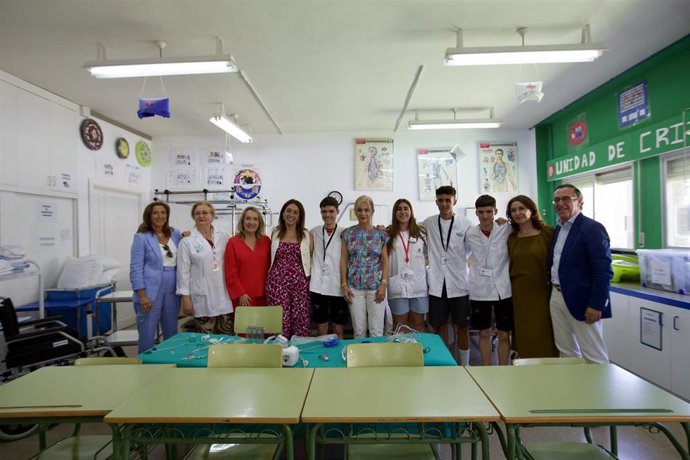 La consejera de Desarrollo Educativo y Formación Profesional, Patricia del Pozo (6d), durante su visita al Instituto de Educación Secundaria Santa Bárbara.