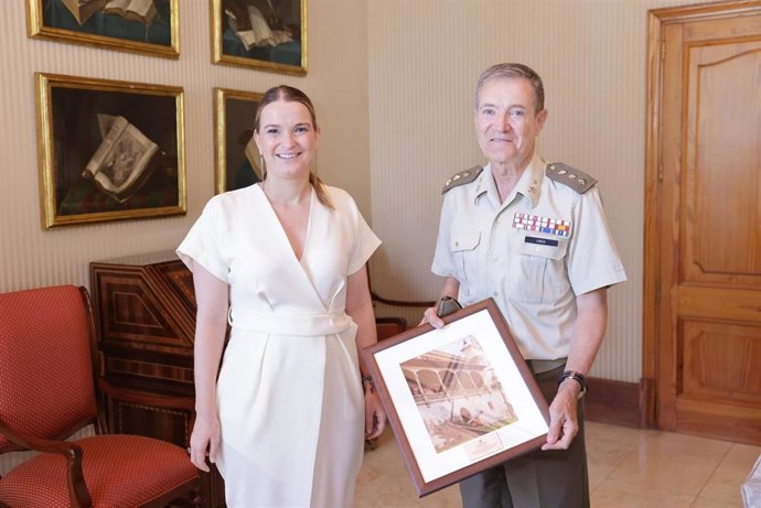 La presidenta del Govern, Marga Prohens, y el coronel Jesús Lanza en el Consolat de Mar.