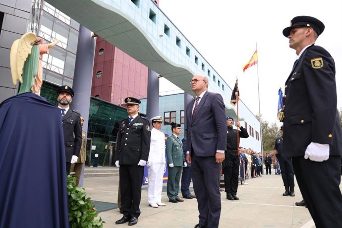 El delegado del Gobierno en Canarias, Anselmo Pestana, junto al jefe superior de Policía en el archipiélago, Jesús María Gómez, en el homenaje a los 118 agentes vítimas del terrorismo celebrado en Las Palmas de Gran Canaria