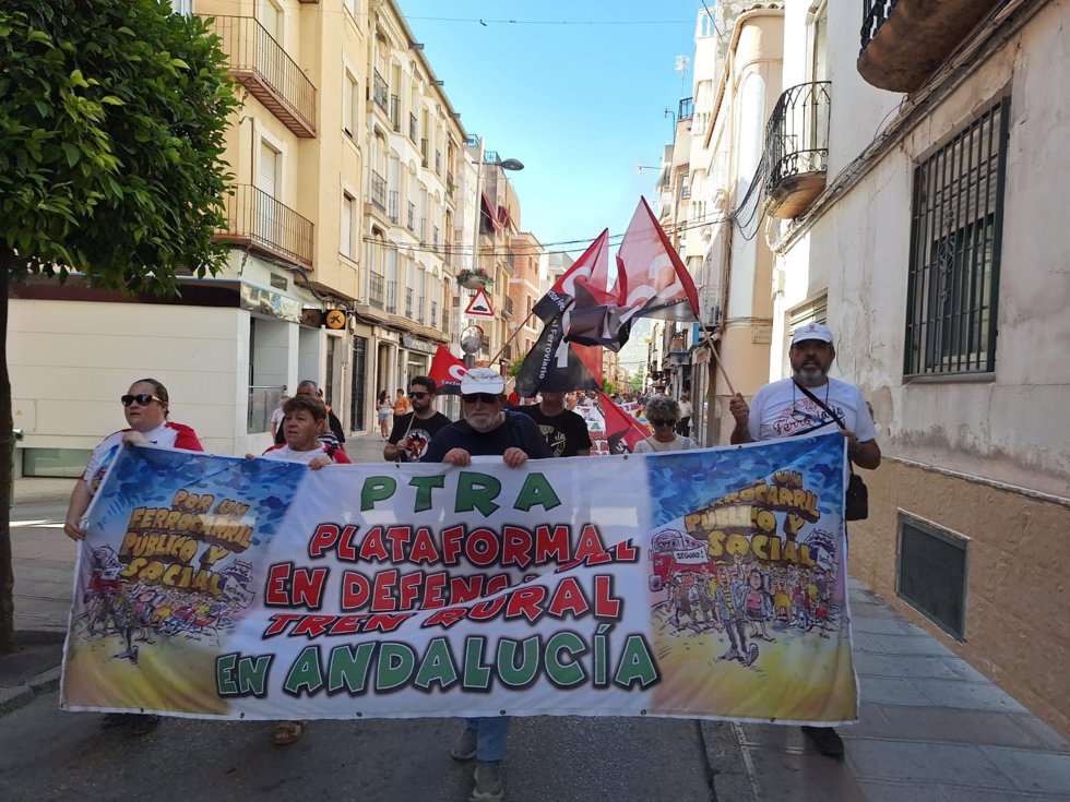 La marcha ha sido convocada por la Plataforma en defensa del Tren Rural en Andalucía (PTRA) y el Sector Ferroviario de CGT Andalucía. 
