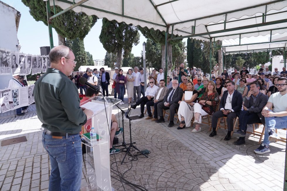 Francisco Acosta, director de la Cátedra de Memoria Democrática, durante el homenaje a las víctimas.
