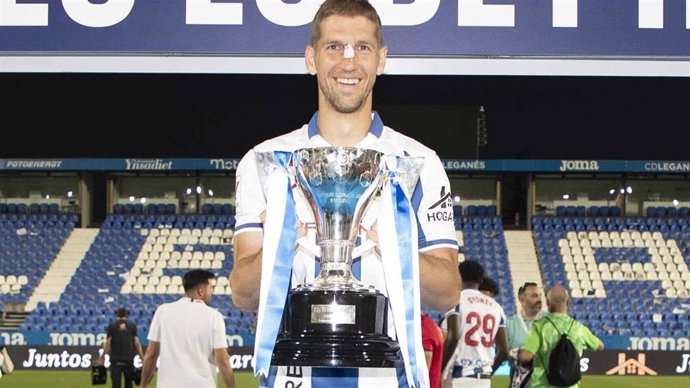 El centrocampista serbio Darko Brasanac, con el trofeo de Segunda División.