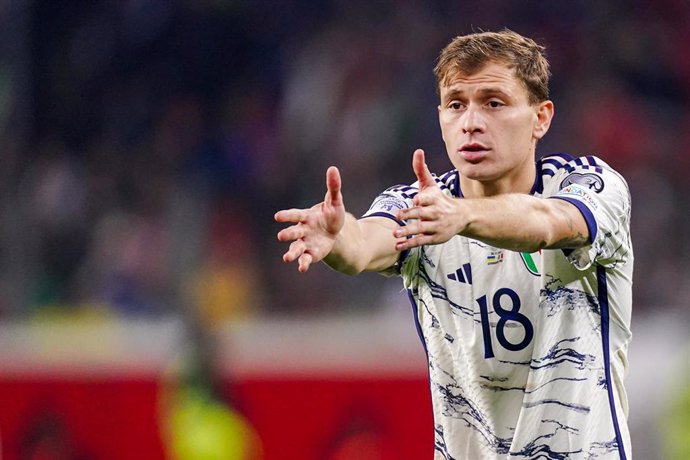 Archivo - El mediocentro Nicolo Barella, en un encuentro de clasificación a la EURO 2024 ante Ucrania. 