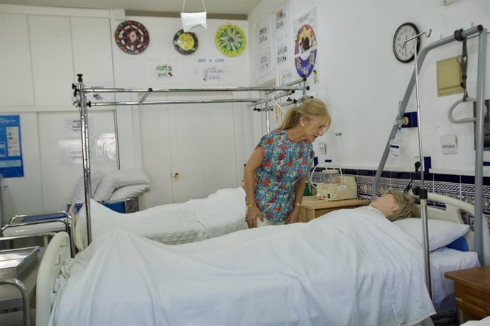 La consejera de Desarrollo Educativo y Formación Profesional, Patricia del Pozo durante su visita al Instituto de Educación secundaria Santa Barbara , a 14 de junio de 2024, en Málaga, Andalucía (España). 