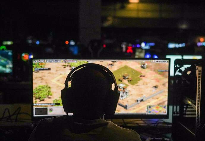 Archivo - Un hombre frente al ordenador juega a videojuegos durante la inauguración del festival DreamHack Valencia 2023.