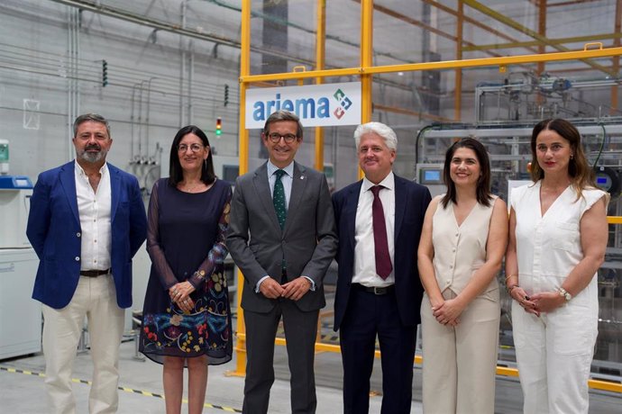 El consejero de Industria, Energía y Minas de la Junta de Andalucía, Jorge Paradela, durante su visita a la empresa Ariema en Huelva.