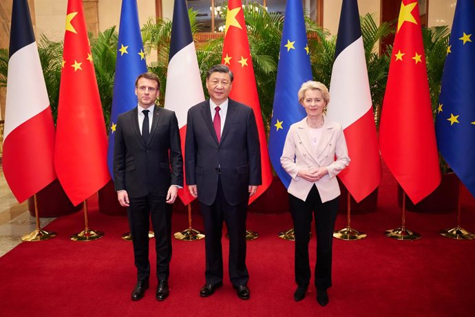 Archivo - FILED - 06 April 2023, China, Beijing: Chinese President Xi Jinping (C)pose with French President Emmanuel Macron and European Commission President Ursula von der Leyen (R)before their meeting in Beijing. Photo: Dati Bendo/EU Commission /dpa