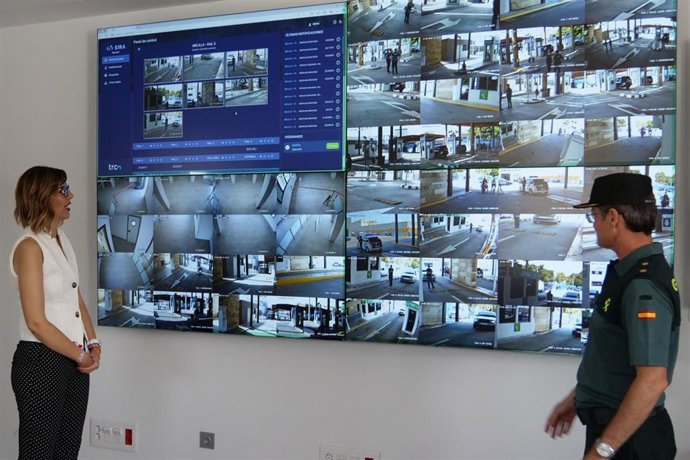 La delegada del Gobierno en Melilla, Sabrina Moh, durante su visita a la frontera con Marruecos.