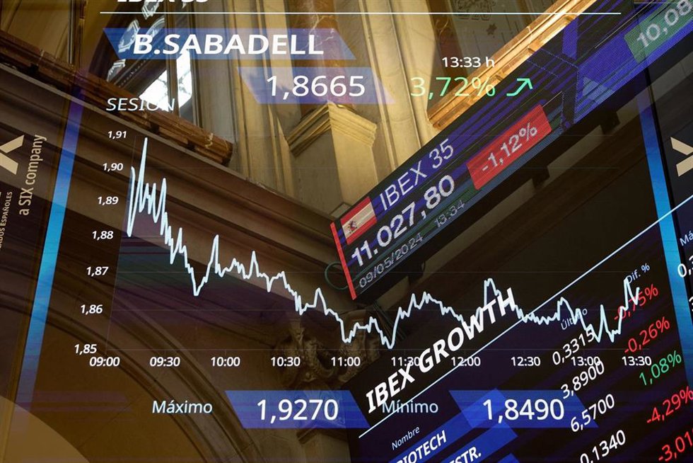 Archivo - Paneles en el Palacio de la Bolsa, a 9 de mayo de 2024, en Madrid (España).