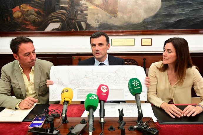 Bruno García explicado el plan de asfaltado de Cádiz.