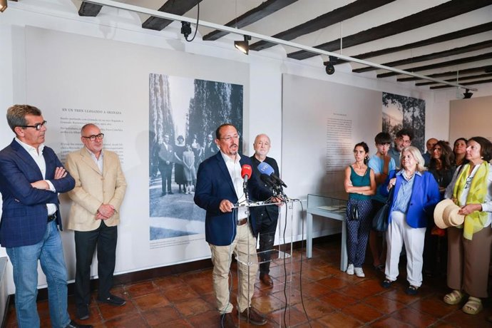 El delegado de Cultura de la Junta en Granada, Fernando Egea, interviene en la inauguración de la exposición sobre Juan Ramón Jiménez en la Casa de los Tiros