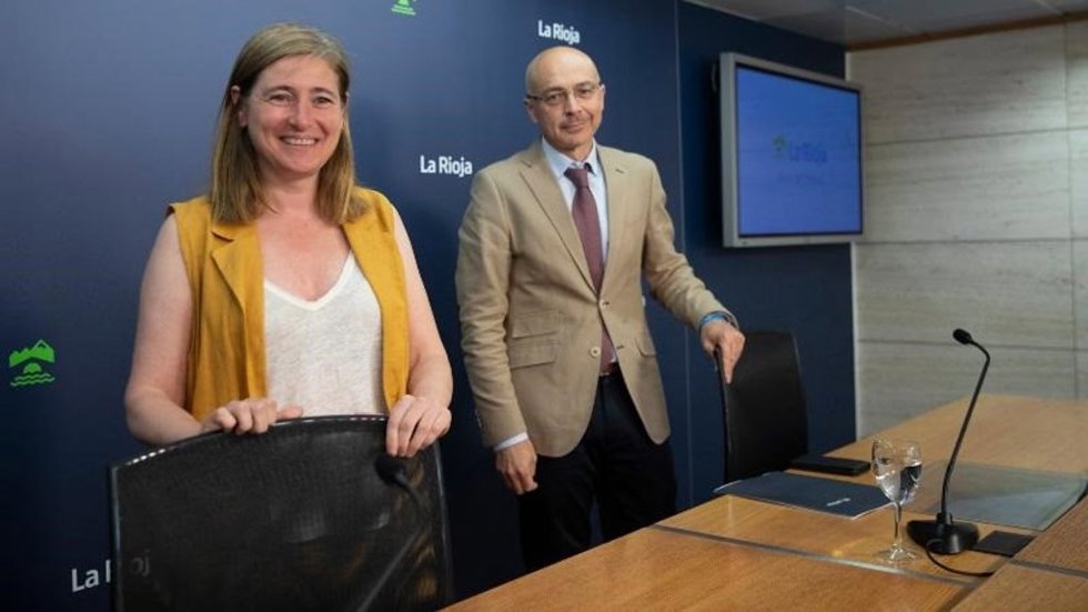 La consejera de Agricultura, Noemí Manzanos,junto al director general de Desarrollo Rural, David Martín, en comparecencia de prensa