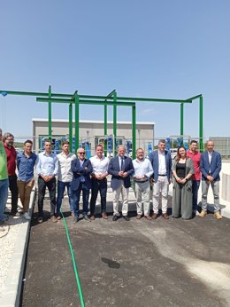 El delegado de Agricultura, Pesca, Agua y Desarrollo Rural de la Junta, Francisco Acosta (cuarto por la dcha.), en su visita a la EDAR de Valenzuela.