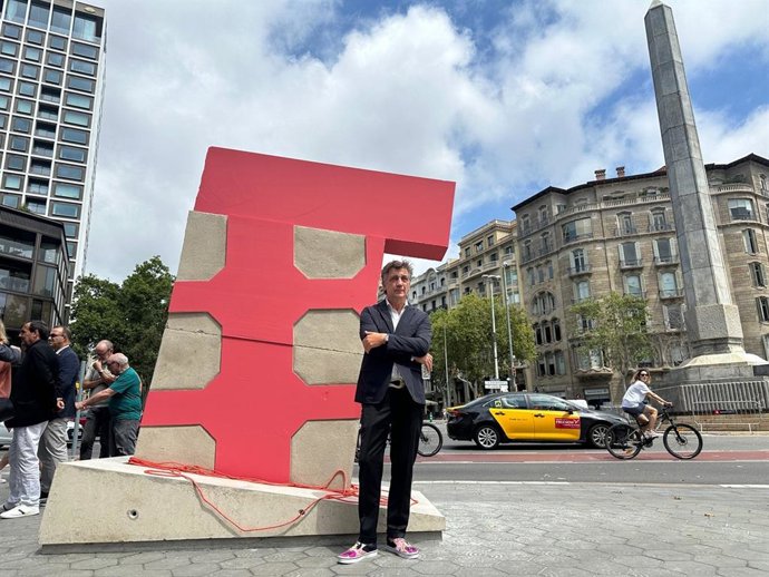 Lluís Lleó, junto a su escultura 'Pink Barcino'.