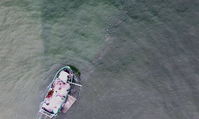 Archivo - Un buque limpia la basura flotante acumulada a lo largo de una hilera en el Golfo de Vizcaya.