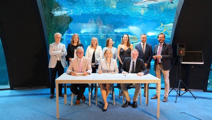 Firma del acuerdo del Parque de las Ciencias con los museos DASA y TMW, en presencia de las autoridades, entre ellas, tercera por la izquierda al fondo, la alcaldesa de Granada, Marifrán Carazo