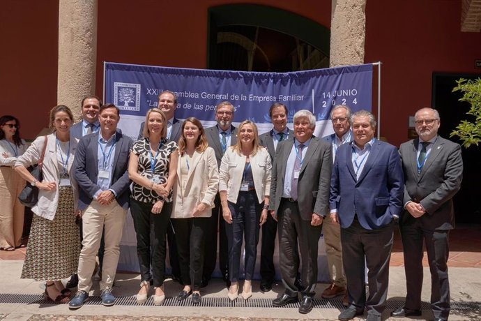 Clausura de la Asamblea General de la Asociación Andaluza de la Empresa Familiar con la alcaldesa de Granada, Marifrán Carazo, en el centro en la imagen