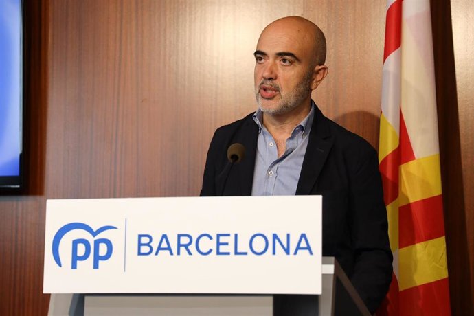 Archivo - El líder del PP en Barcelona, Daniel Sirera, en una rueda de prensa.