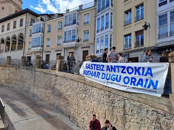 Pancarta a favor de la apertura del Gasteiz Antzokia
