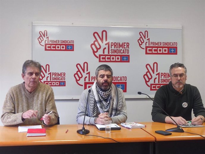 Archivo - Imagen de archivo de representantes sindicales del área de educación de UGT, CCOO y CSIF