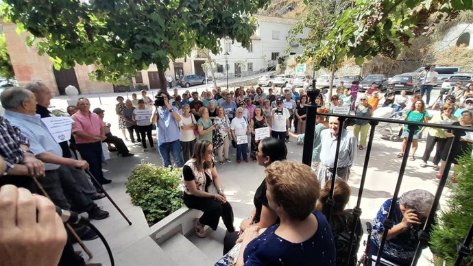 Concentración a las puertas del consultorio del casco antiguo de Monachil