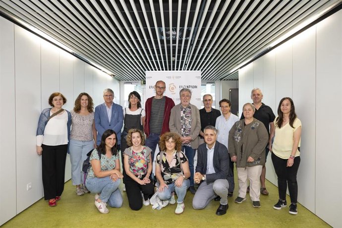 El director general de Cultura, Ignacio Apezteguía, y el director general de Educación, Gil Sevillano, junto a participantes en el encuentro