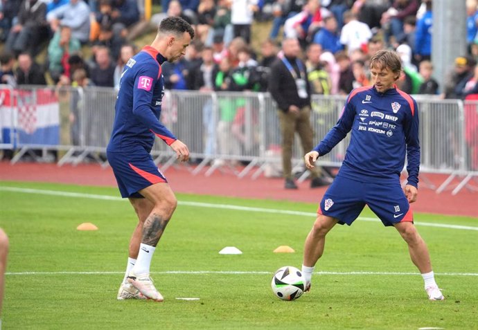 10 June 2024, Brandenburg, Neuruppin: Croatia's Luka Modric (R) and Ivan Perisic  take part in a training session for the team at the Volksparkstadion as part of their preparations for the UEFA EURO 2024. Photo: Soeren Stache/dpa