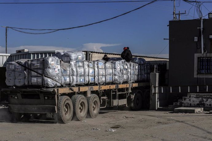 Archivo - 17 February 2024, Palestinian Territories, Rafah: A truck loaded with German aid enters Gaza through the Kerem Shalom border crossing. Photo: Abed Rahim Khatib/dpa