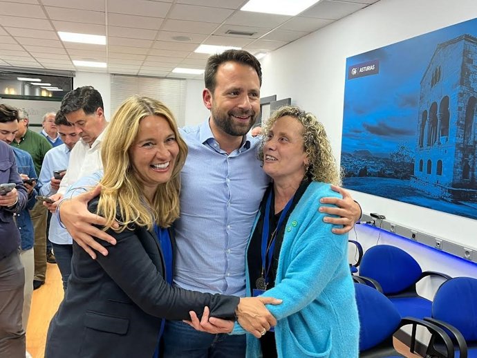 El presidente del PP de Asturias, Álvaro Queipo, en el centro