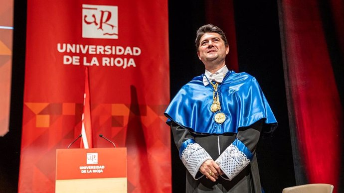 El científico Javier García en el momento de recibir el Honoris Causa por la UR