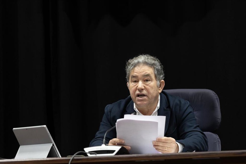 Archivo - El alcalde de Pontevedra, Miguel Anxo Fernández Lores, durante una moción de confianza, en el Ayuntamiento de Pontevedra, a 8 de enero de 2024, en Pontevedra, Galicia (España). El alcalde de Pontevedra, Miguel Anxo Fernández Lores ha presentad