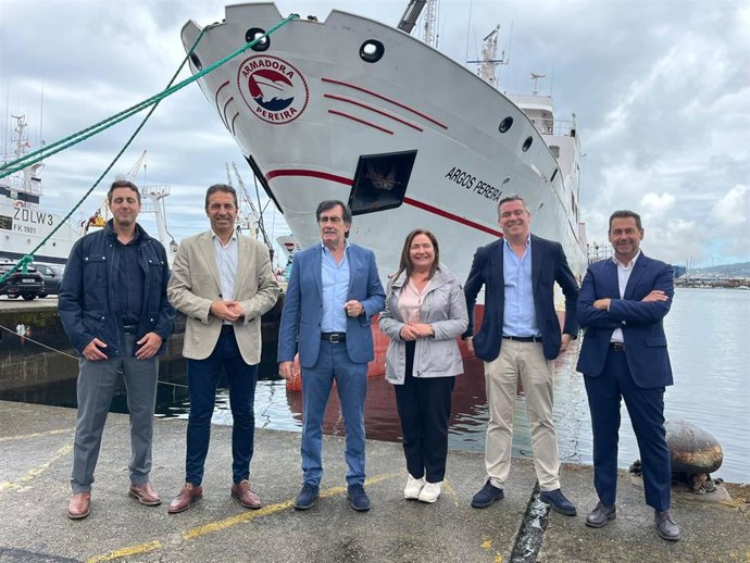 El conselleiro do Mar, Alfonso Villares, visita las instalaciones del Grupo Pereira.