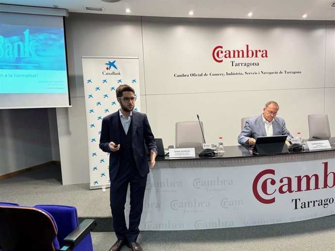 El economista lead en CaixaBank Research, Adrià Morrón, en una conferencia de la Cambra de Tarragona