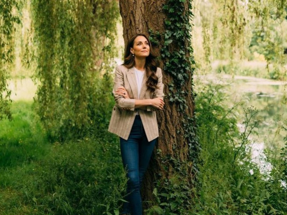 Imagen de Kate Middleton junto a un árbol compartida en sus redes sociales.