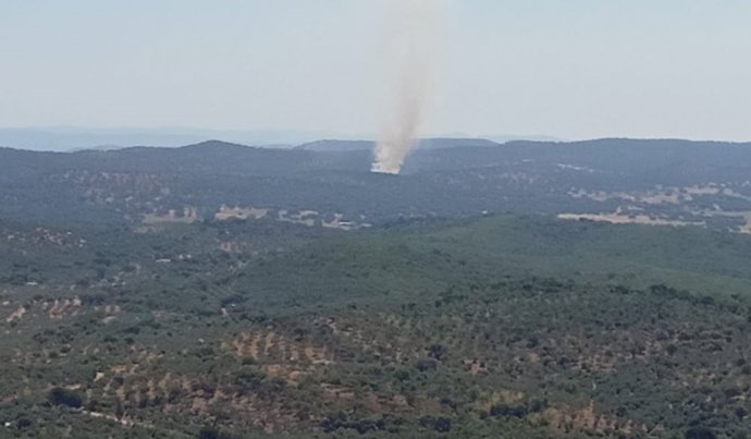 Humareda en la finca del municipio sevillano de Alanís por el incendio que ha durado ocho horas.
