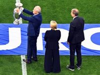 Franz Beckenbauer, homenajeado durante la ceremonia inaugural de la Eurocopa