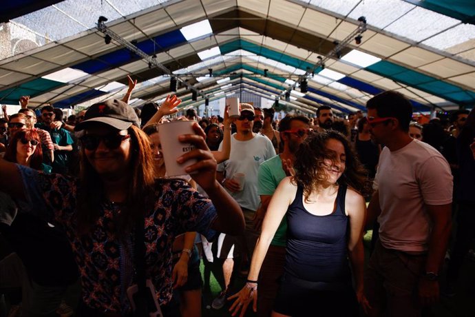 Decenas de personas durante el primer día del Festival Sónar, en la Fira de Barcelona, a 13 de junio de 2024, en Barcelona