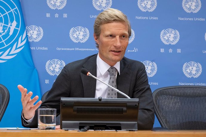 Archivo - UNITED NATIONS, July 28, 2023  -- Carl Skau, deputy executive director and chief operating officer of the World Food Programme (WFP), speaks at a press briefing at the UN headquarters in New York, on July 28, 2023. A funding crunch is forcing th