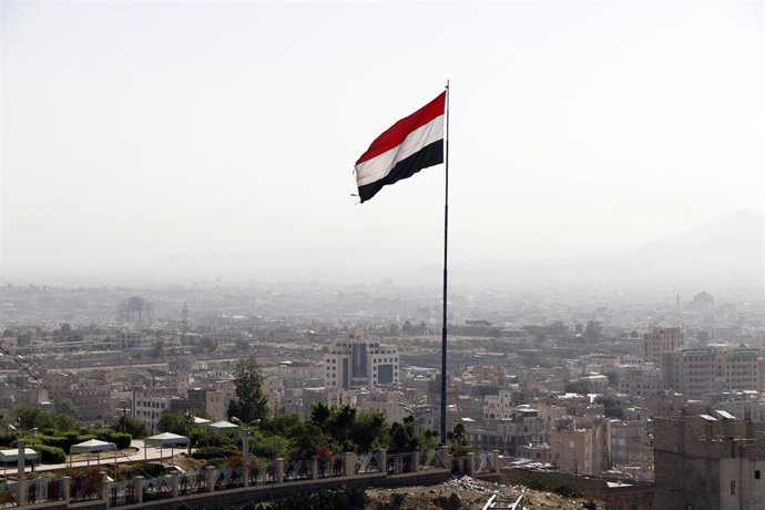 Archivo - Bandera de Yemen en Sána, la capital.