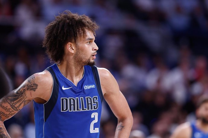 Archivo - Dereck Lively II of Dallas Mavericks looks on during the basketball friendly match played between Real Madrid and Dallas Mavericks at Wizink Center pavilion on October 10, 2023, in Madrid, Spain.